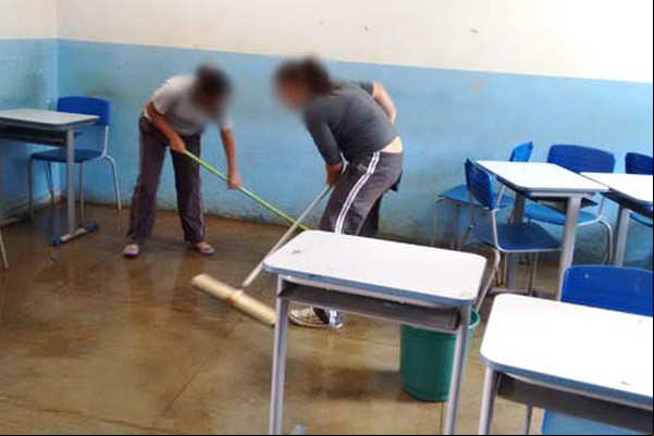 Sem servidores há 2 meses, pais e alunos são obrigados a limpar escola municipal