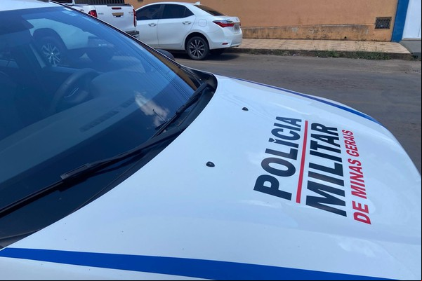 Jovem acaba preso após ser flagrado colocando pacote de doce dentro da calça