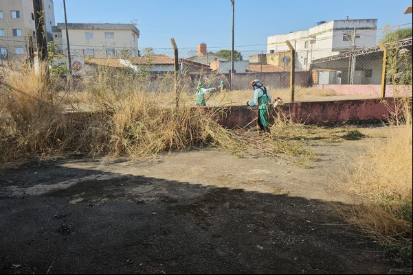 Após reclamação de moradores, Prefeitura faz limpeza na antiga sede do Corpo de Bombeiros
