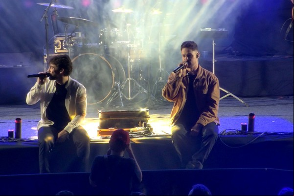 Marlon e Meiron se sentam no palco e cantam sucessos sertanejos pertinho do público; veja ao vivo