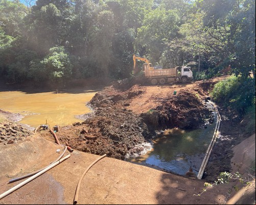 Empresa retira até 1,5m de sujeira de lagoa no Parque do Mocambo; veja como está o local