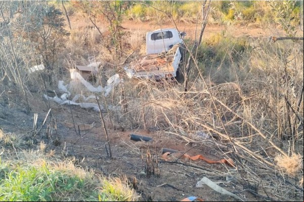Motorista é socorrido com ferimento na cabeça após veículo cair em ribanceira na BR 352