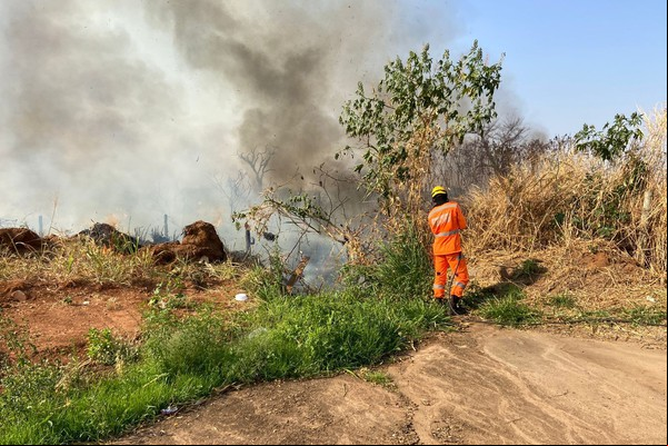 Incêndio volta a mobilizar o Corpo de Bombeiros e gera grande nuvem de fumaça