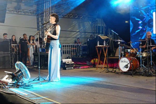 Lizandra apresenta música autoral Meu bem, Meu Bem e elogia plateia; veja ao vivo