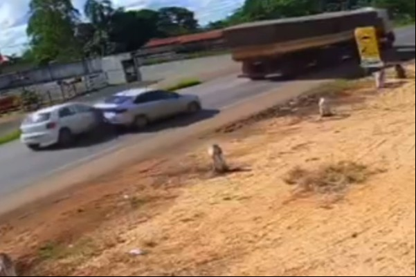 Vídeo mostra motorista sem freio batendo violentamente na traseira de veículo na BR 352; veja