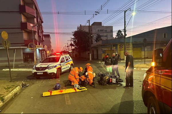 Motociclista é socorrido para a Santa Casa após bater na lateral de um ônibus, no bairro Lagoa Grande