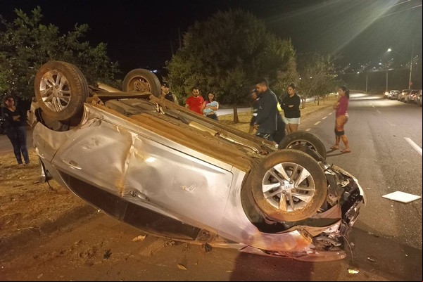 Veículo capota várias vezes na avenida Fátima Porto e deixa motorista ferida