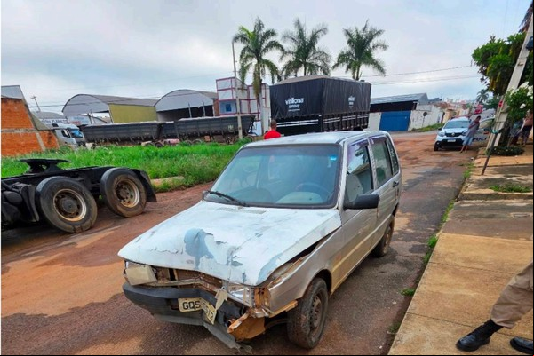 Mulher de 26 anos causa acidente, foge, mas é encontrada no hospital em Patos de Minas