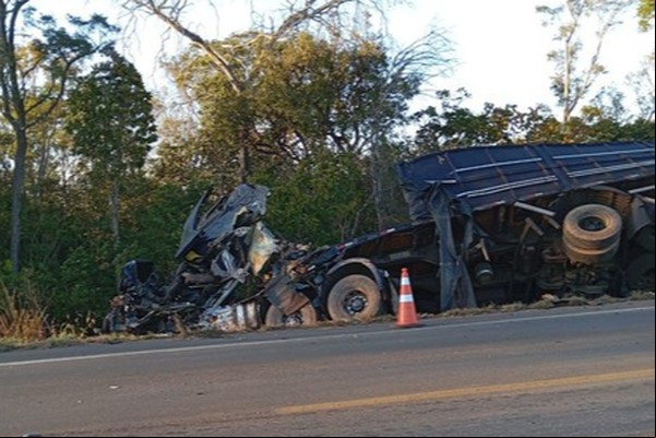 Gravíssimo acidente entre duas carretas tira a vida de uma pessoa na BR-365