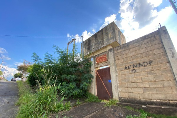Creche abandonada vira ponto de usuários de drogas e preocupa moradores, em Patos de Minas