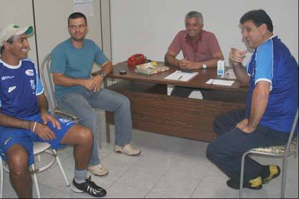 Luiz Eduardo se apresenta no Zama Maciel e nega saída da URT