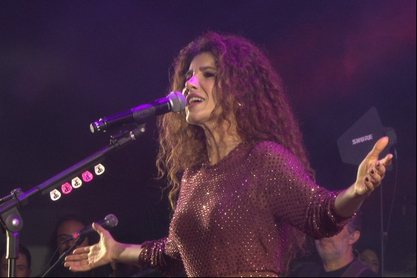 Multidão vibra com o sucesso “Pássaro de fogo” e Paula Fernandes faz vídeo na Fenapraça 2025; veja ao vivo