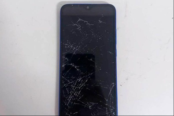 Homem furta celular, a correndo em frente à delegacia e acaba preso