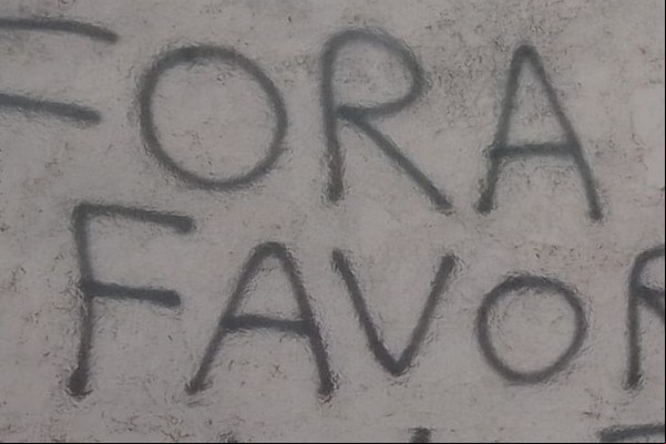 Ponto de moto-táxi é pichado com manifestação política e proprietário aciona a polícia