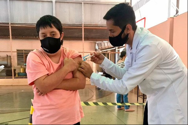 Pessoas com Síndrome de Down em Patos de Minas são vacinadas contra a COVID-19