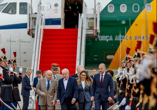 Lula chega a Paris para visita de Estado e encontro com empresários