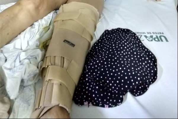 Paciente com fratura no joelho está há quase um mês aguardando vaga no Hospital Regional