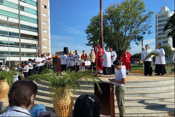 Centenas de fiéis celebram o Domingo de Ramos na Catedral de Santo Antônio