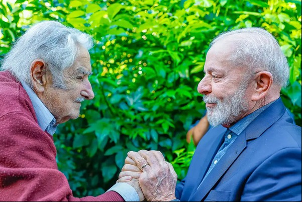 Lula participa de funeral do ex-presidente do Uruguai Pepe Mujica