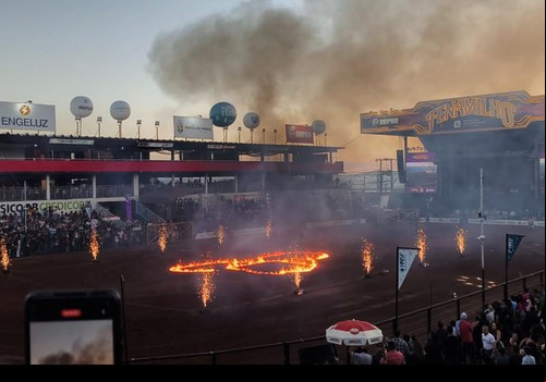 Queima de fogos no início das finais do rodeio encanta milhares de pessoas; veja ao vivo