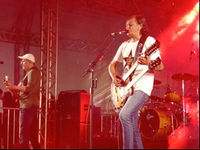 14 Bis canta o sucesso “Espanhola” na Fenapraça 2025 e embala público; veja ao vivo
