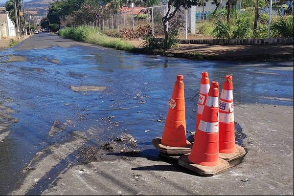 Esgoto escorre a céu aberto há de dois dias em Patos de Minas e moradores cobram providências
