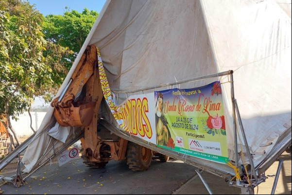 Retroescavadeira bate em tenda e danifica portão da igreja Santa Rosa de Lima, no bairro Vila Rosa