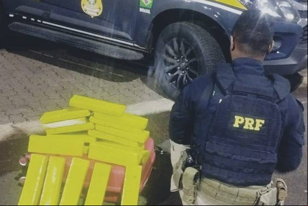 PRF prende mulher na BR 365 com 23 kg de maconha em ônibus com destino ao Maranhão
