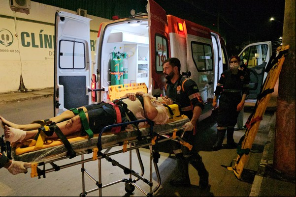 Batida entre motocicletas deixa dois jovens condutores feridos nesta noite, em Patos de Minas