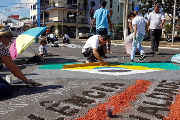 Tapetes de Corpus Christi reúnem protesto, conscientização e fé em Patos de Minas