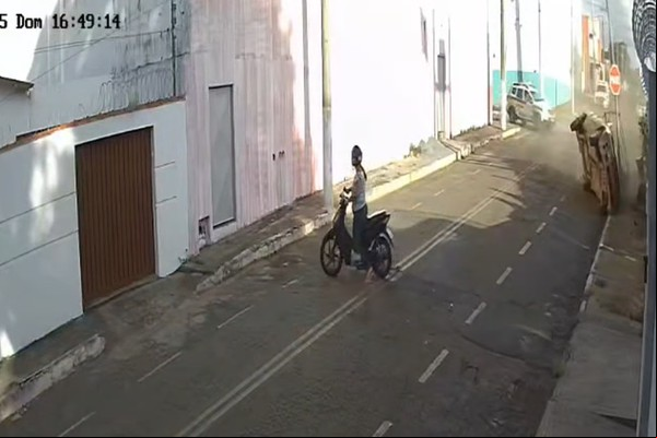 Menor foge da PM e perseguição policial termina em acidente com três feridos em Carmo do Paranaíba