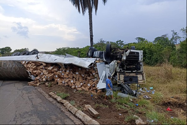 Carreta carregada com roupas tomba na BR365 e interdita uma das pistas