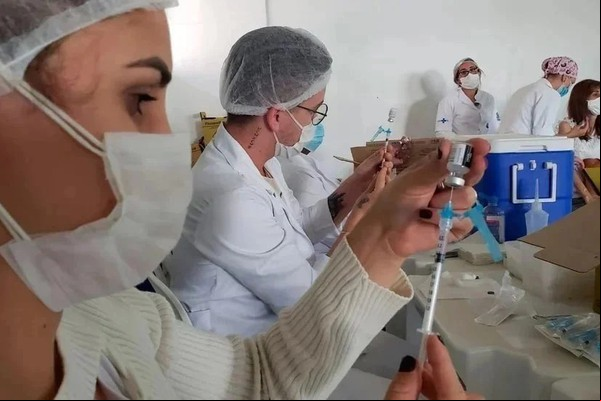 Vacinação contra a Covid-19 será nas unidades de saúde a partir de segunda; veja calendário